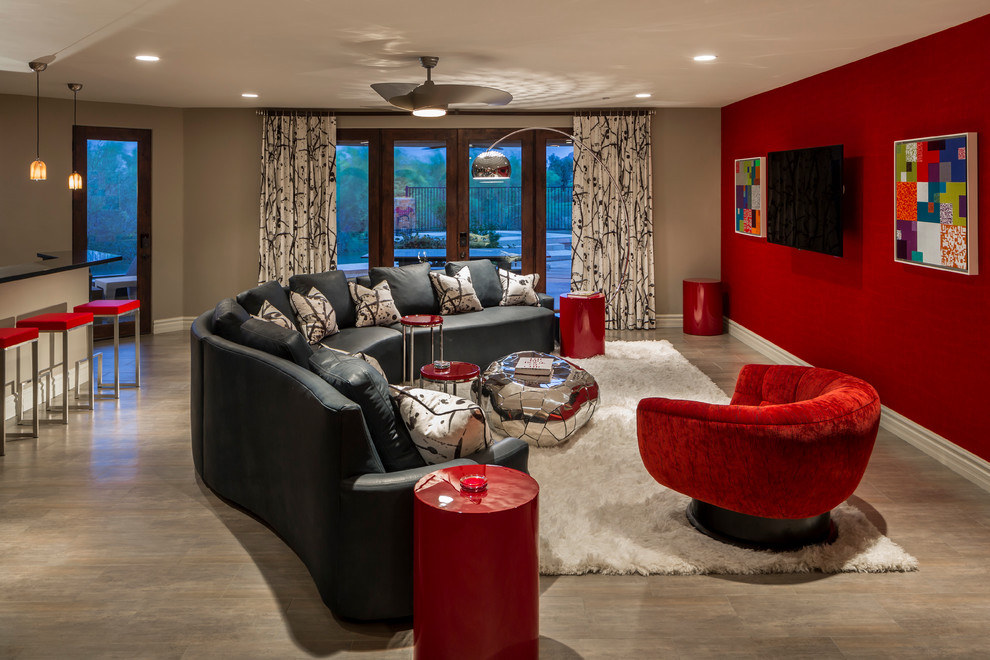 Modelo de sala de estar con barra de bar abierta actual grande sin chimenea con paredes rojas, suelo de baldosas de porcelana y televisor colgado en la pared