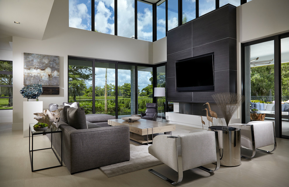 Modelo de sala de estar abierta actual con paredes blancas, chimenea lineal y televisor colgado en la pared