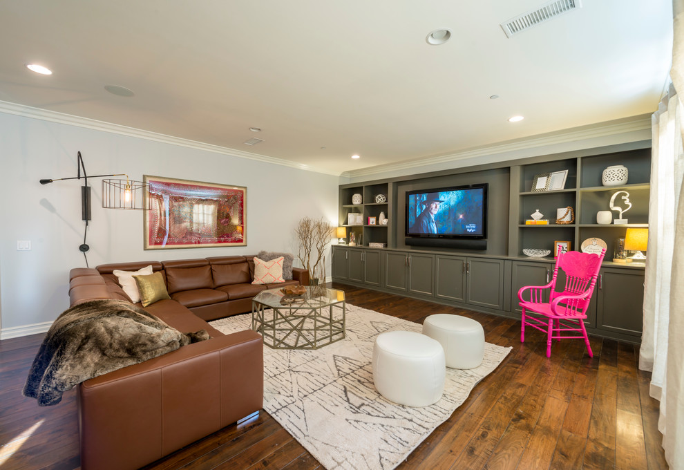 Стильный дизайн: большая изолированная гостиная комната в современном стиле с серыми стенами, темным паркетным полом, отдельно стоящим телевизором и коричневым полом без камина - последний тренд