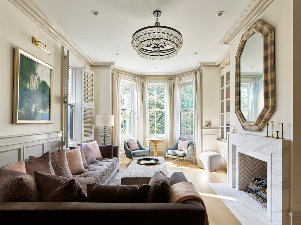 Foto de sala de estar clásica renovada con paredes beige, suelo de madera clara, todas las chimeneas, suelo beige y boiserie