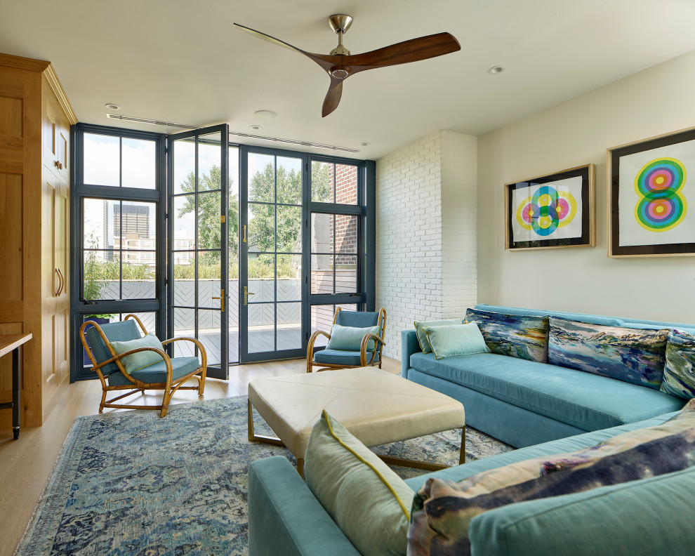 Foto di un soggiorno chic con pareti bianche, parquet chiaro e pavimento beige