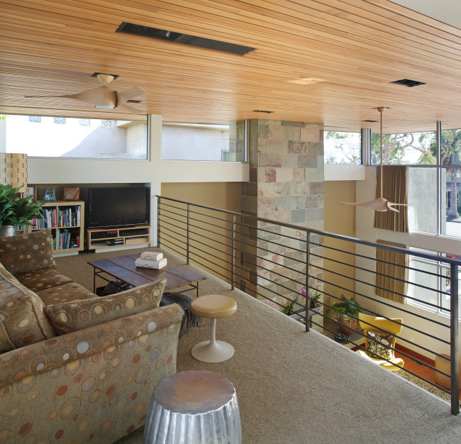 Идея дизайна: открытая гостиная комната среднего размера в современном стиле с бежевыми стенами, ковровым покрытием и бежевым полом