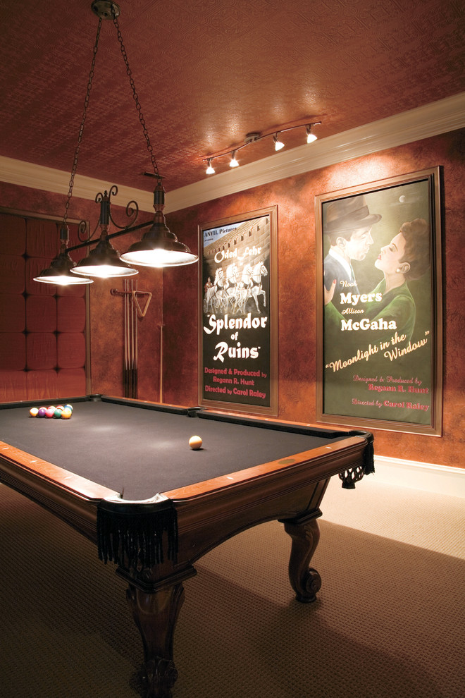 Imagen de sala de juegos en casa tradicional con paredes marrones