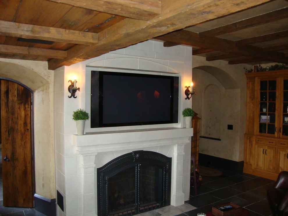 Exemple d'une salle de séjour éclectique avec une cheminée standard, un manteau de cheminée en pierre et un téléviseur fixé au mur.