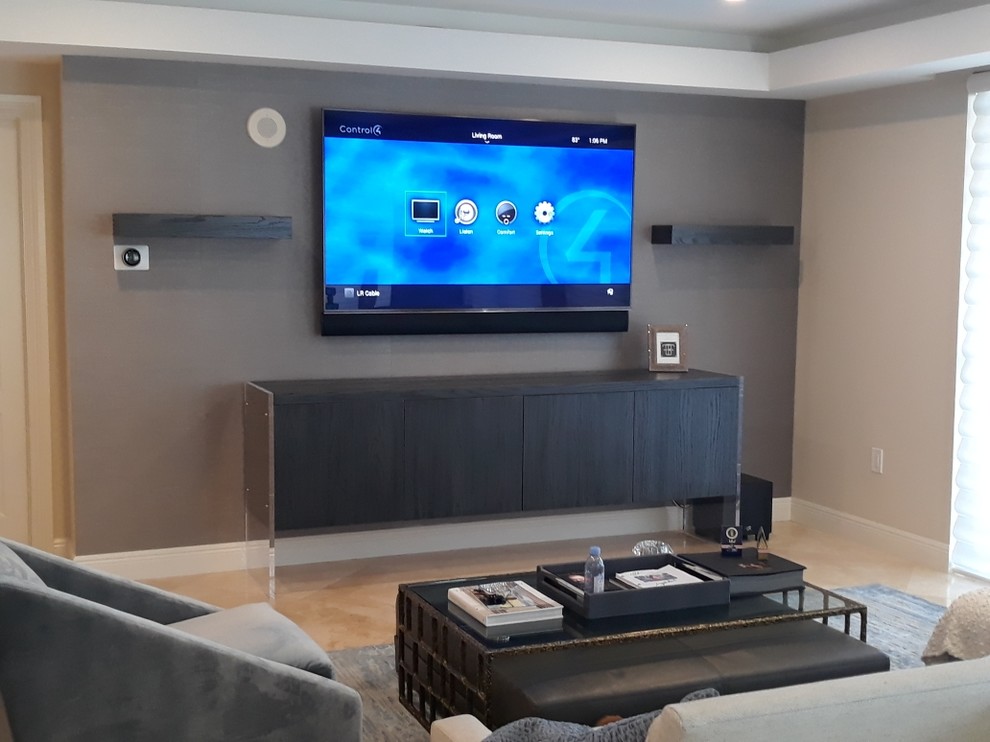 Foto de sala de estar con rincón musical abierta moderna de tamaño medio con paredes marrones, suelo de mármol, televisor colgado en la pared y suelo beige
