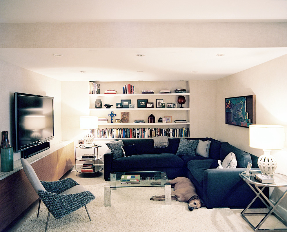 На фото: изолированная гостиная комната среднего размера в стиле модернизм с белыми стенами, полом из керамогранита и телевизором на стене без камина