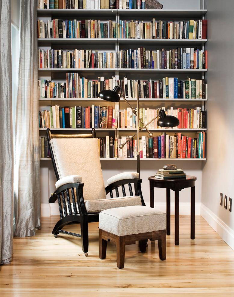 Diseño de sala de estar con biblioteca abierta ecléctica de tamaño medio sin televisor con paredes beige y suelo de madera clara