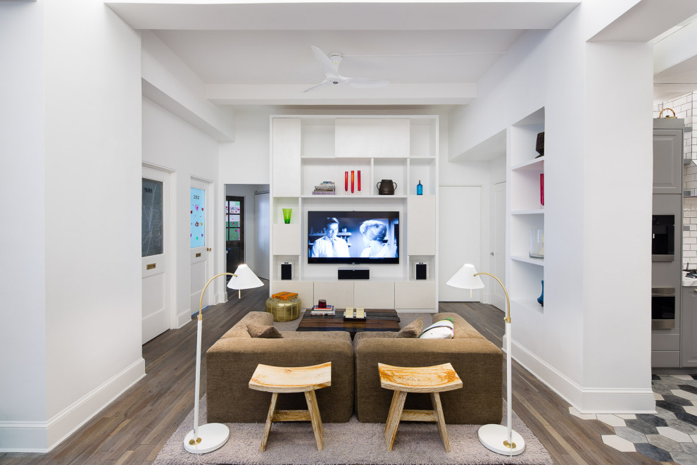 Mittelgroßes, Offenes Eklektisches Wohnzimmer mit weißer Wandfarbe, TV-Wand, freigelegten Dachbalken, dunklem Holzboden und braunem Boden in New York