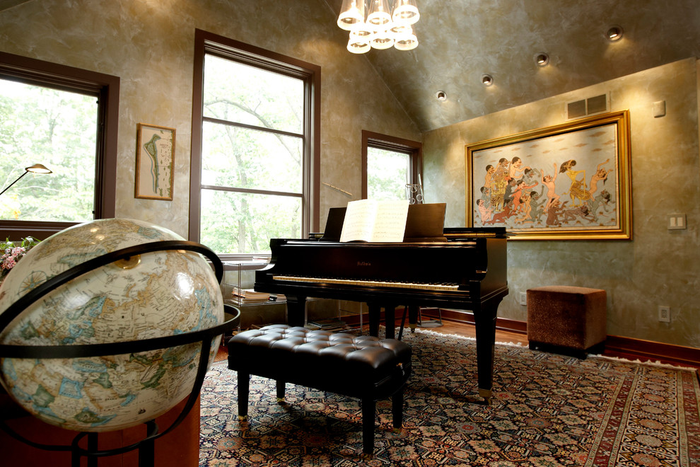 Fernseherloses Klassisches Musikzimmer mit beiger Wandfarbe und braunem Holzboden in Minneapolis