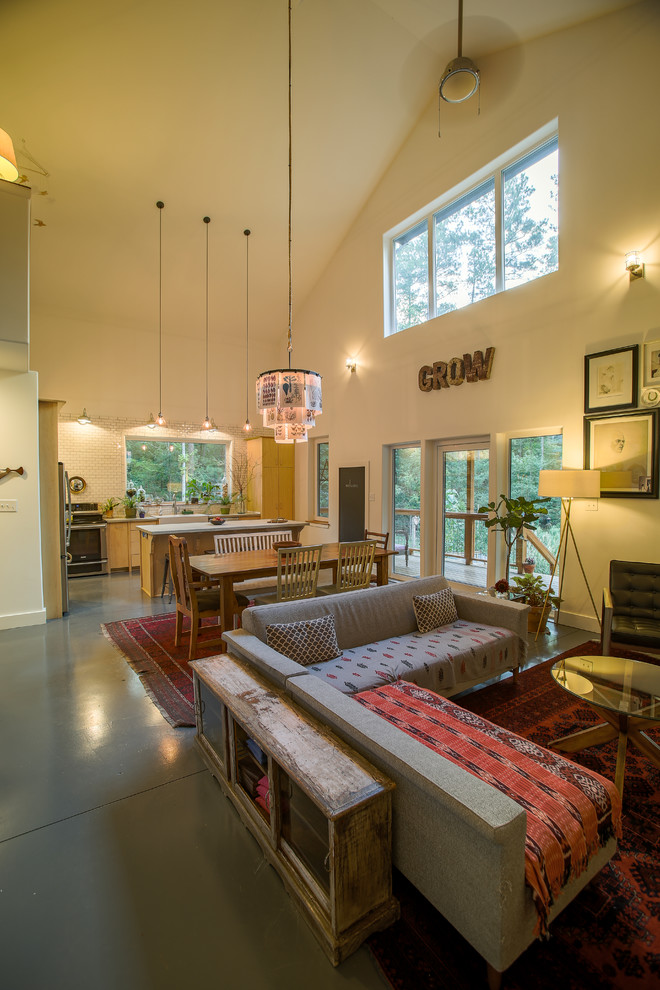 Kleines Country Wohnzimmer ohne Kamin, im Loft-Stil mit beiger Wandfarbe, Betonboden und freistehendem TV in Raleigh