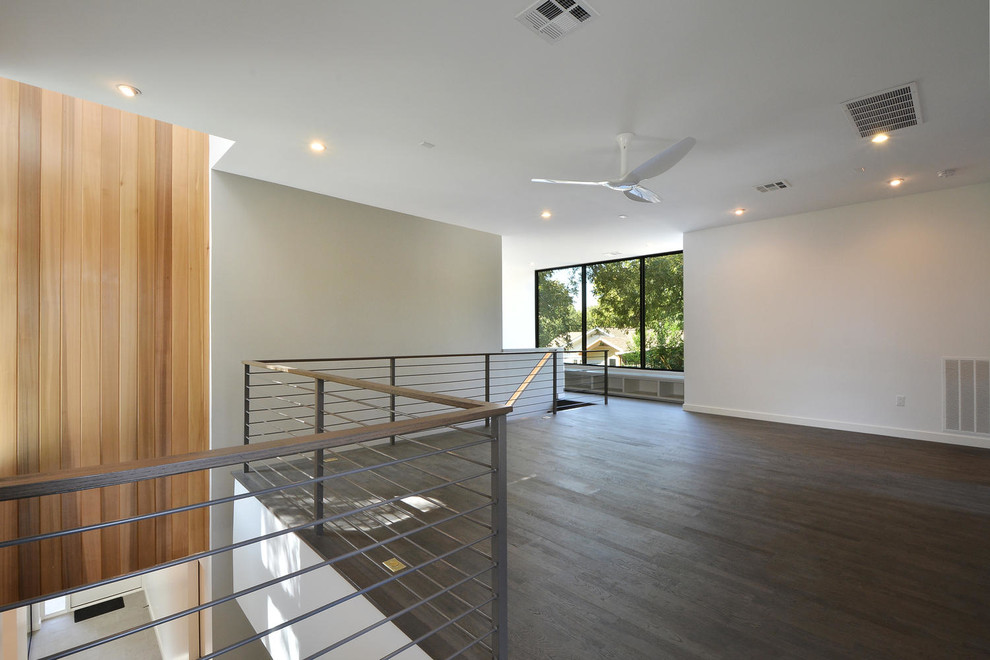 Mittelgroßes, Fernseherloses Modernes Wohnzimmer ohne Kamin, im Loft-Stil mit weißer Wandfarbe, dunklem Holzboden und braunem Boden in Austin