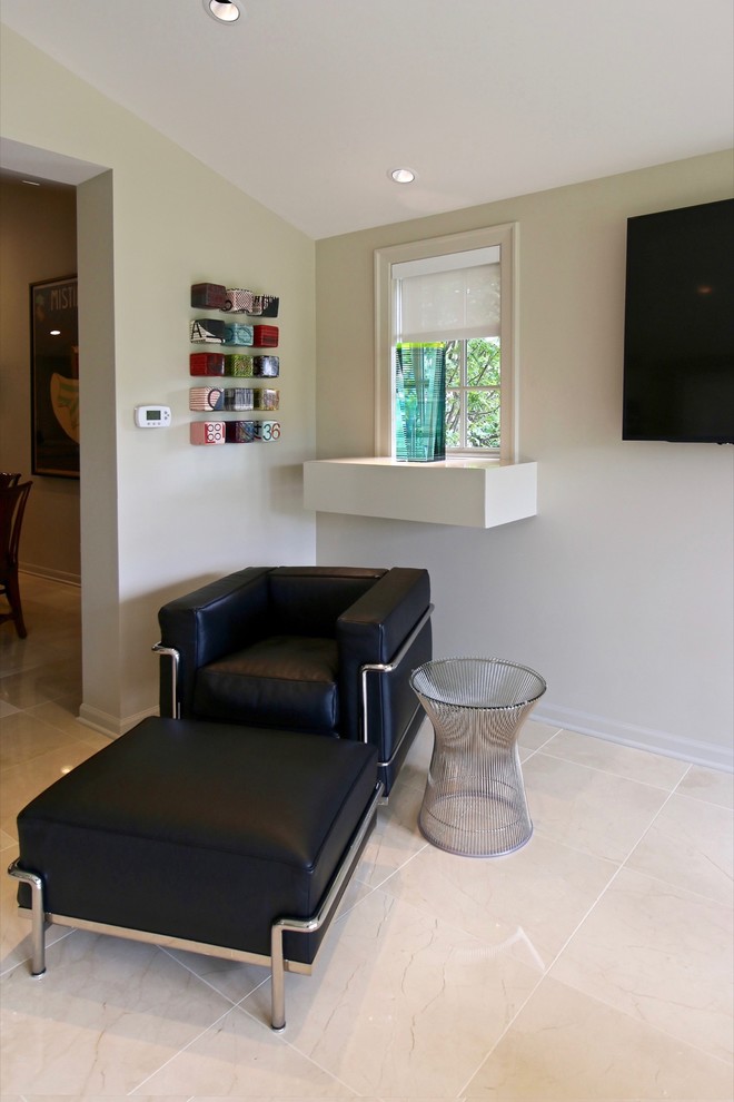 Inredning av ett modernt litet allrum med öppen planlösning, med beige väggar, travertin golv och en väggmonterad TV