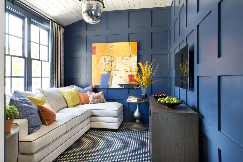Mittelgroßes, Abgetrenntes Klassisches Wohnzimmer ohne Kamin mit blauer Wandfarbe, TV-Wand, braunem Holzboden und braunem Boden in Boise