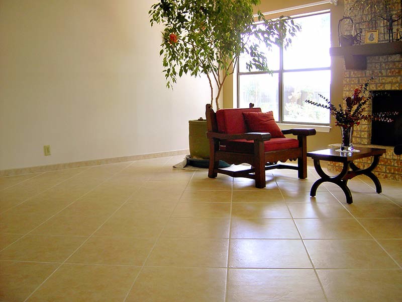 Immagine di un soggiorno etnico con pareti beige, camino classico, cornice del camino in mattoni e nessuna TV