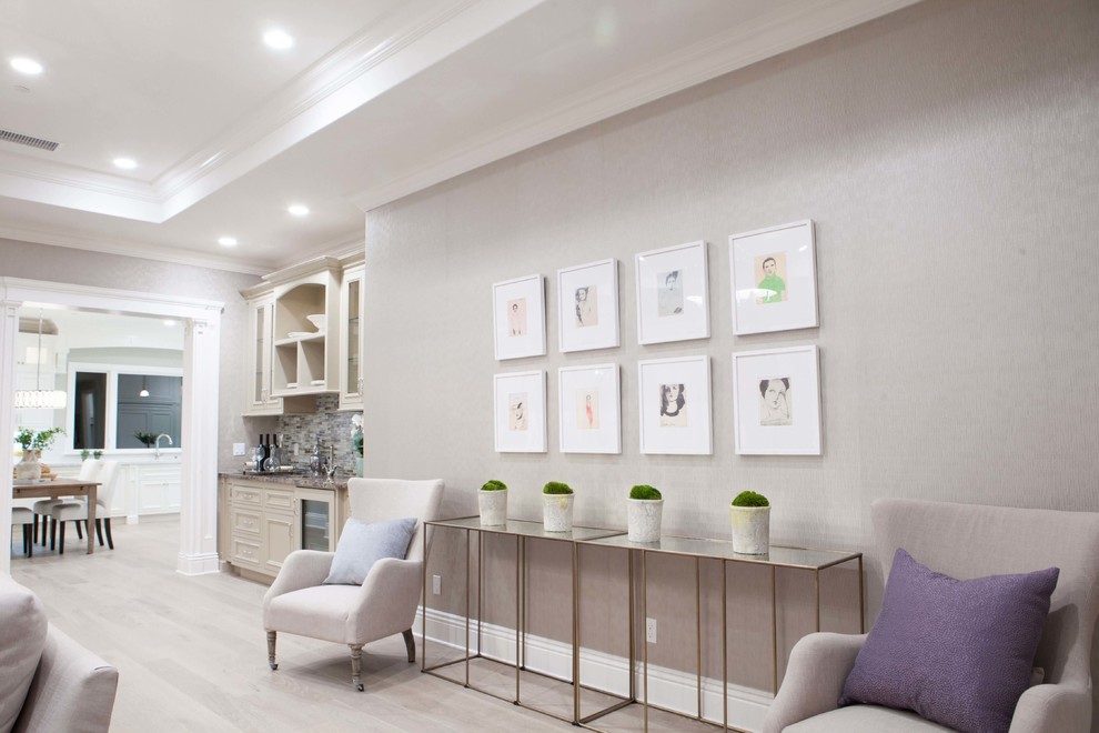 Foto di un soggiorno moderno con pareti grigie, parquet chiaro, nessun camino, TV a parete e pavimento beige