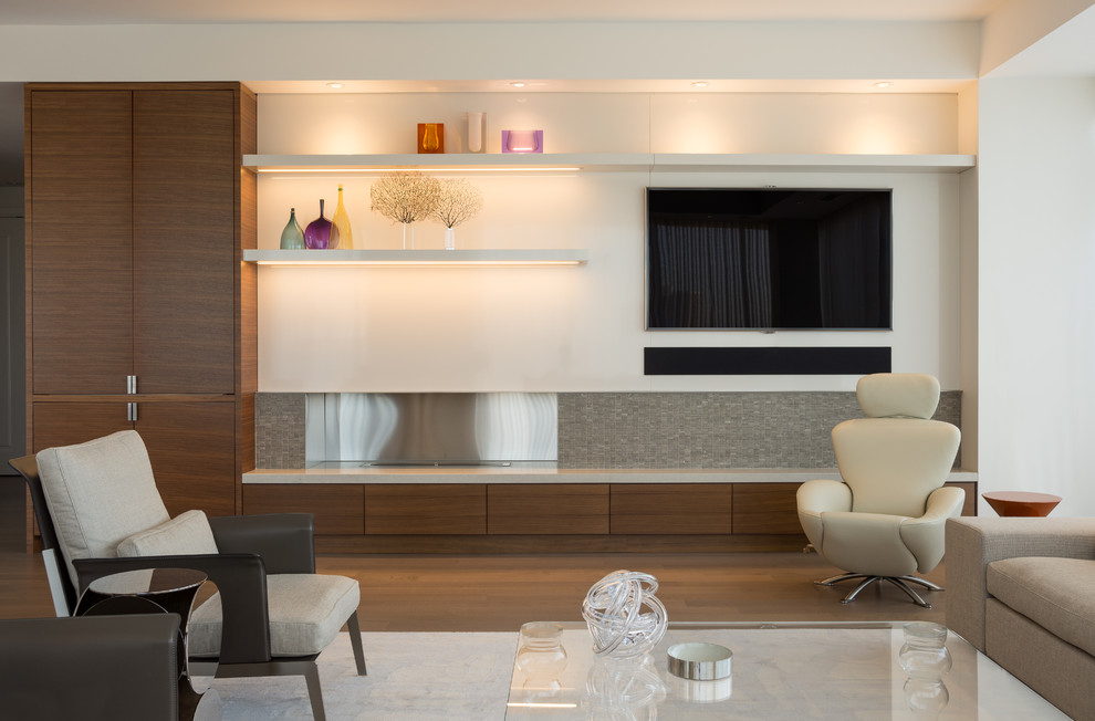 Mittelgroßes Modernes Wohnzimmer mit weißer Wandfarbe, braunem Holzboden, Gaskamin, gefliester Kaminumrandung und Multimediawand in Toronto