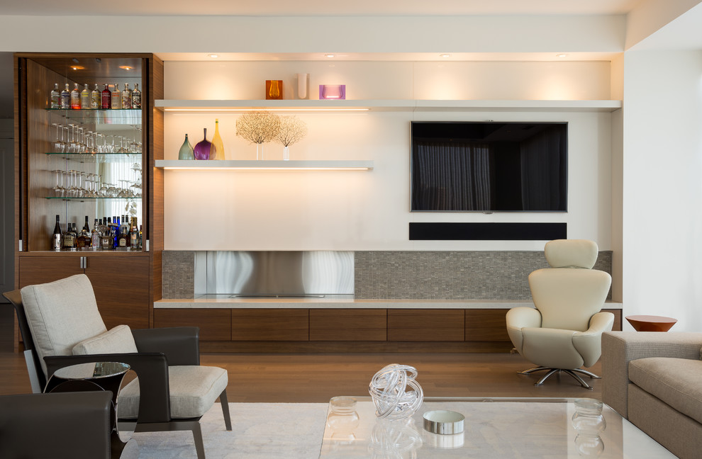 Mittelgroßes, Offenes Modernes Wohnzimmer mit Hausbar, weißer Wandfarbe, braunem Holzboden, Gaskamin, Kaminumrandung aus Stein und Multimediawand in Toronto