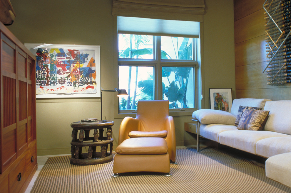 Пример оригинального дизайна: гостиная комната в современном стиле с бежевыми стенами и акцентной стеной
