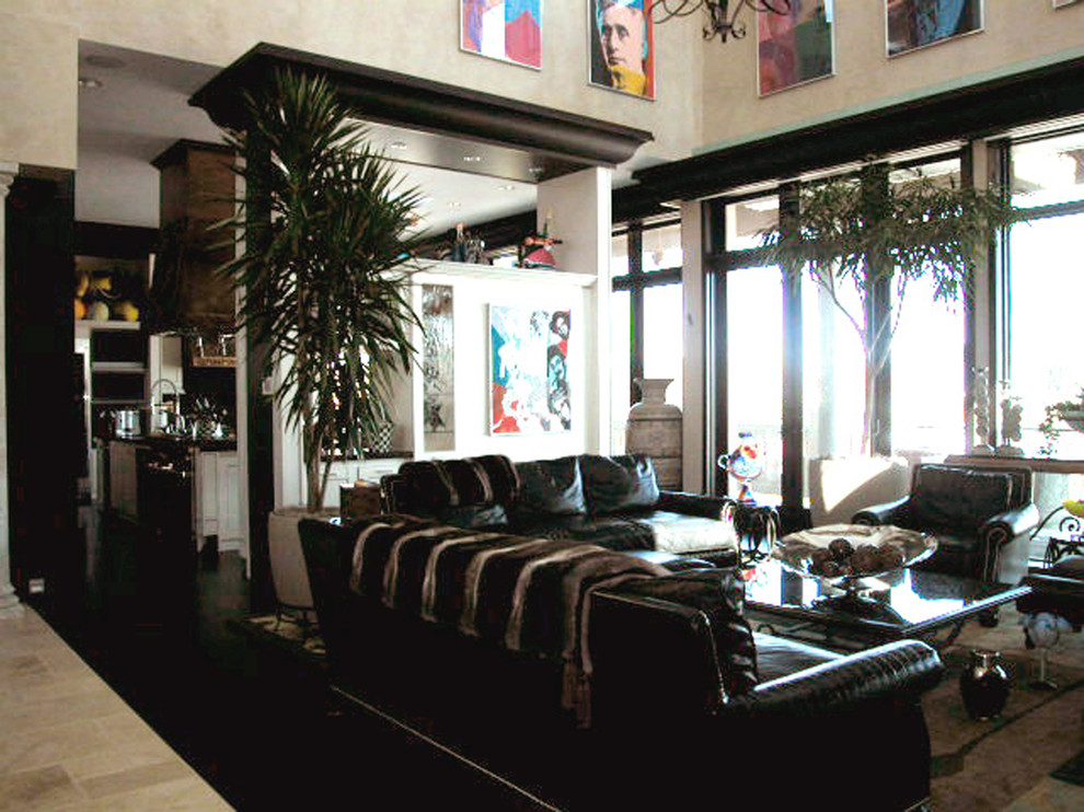 Foto de sala de estar con barra de bar abierta ecléctica grande con paredes blancas, suelo de madera oscura, chimenea de esquina, marco de chimenea de yeso y pared multimedia