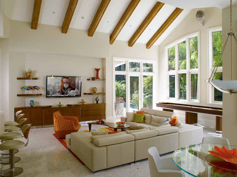 Foto di un soggiorno minimal con sala giochi, pareti beige, nessun camino e TV a parete