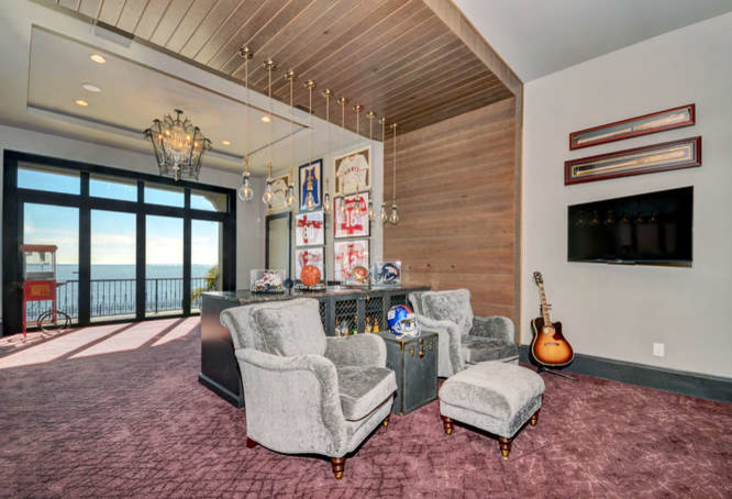 На фото: большая изолированная гостиная комната в стиле неоклассика (современная классика) с серыми стенами, ковровым покрытием, телевизором на стене и фиолетовым полом без камина