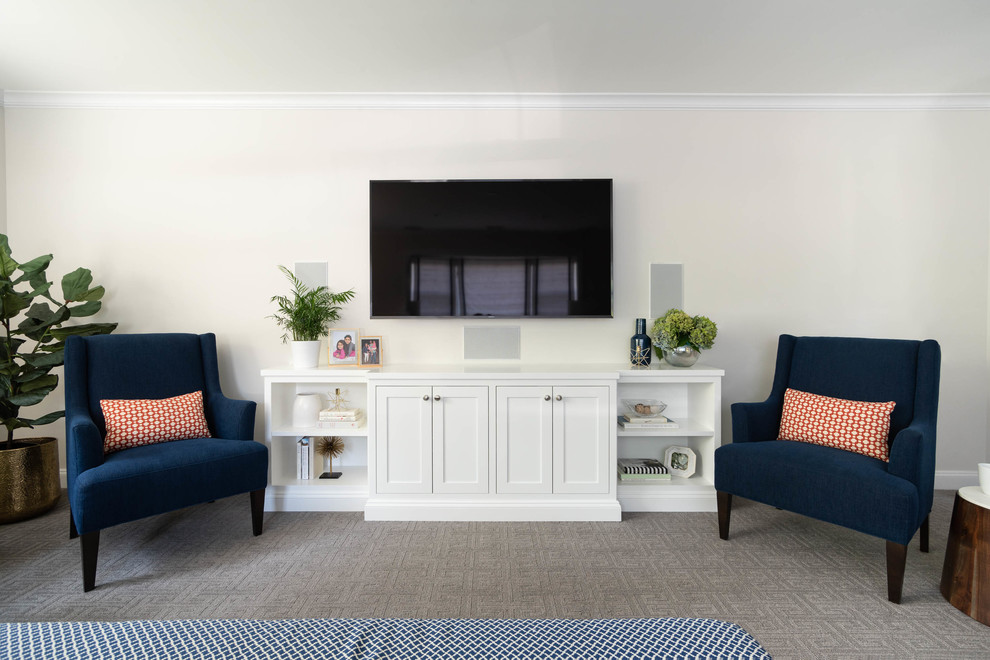 Imagen de sala de estar cerrada tradicional renovada de tamaño medio con paredes grises, moqueta, televisor colgado en la pared y suelo gris