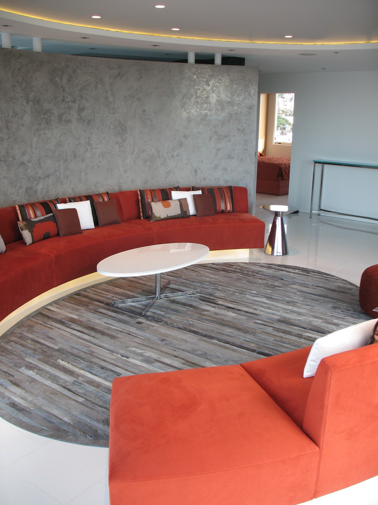 Cette image montre un petit salon design ouvert avec un mur gris et un sol en marbre.
