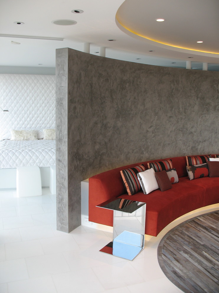 Aménagement d'une petite salle de séjour contemporaine ouverte avec un sol en marbre et un mur gris.