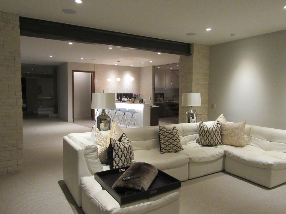 Exemple d'une très grande salle de séjour moderne ouverte avec un mur gris, moquette, un téléviseur indépendant et un sol gris.