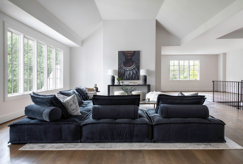 Foto de sala de estar tipo loft contemporánea extra grande con paredes blancas, suelo de madera en tonos medios y suelo marrón