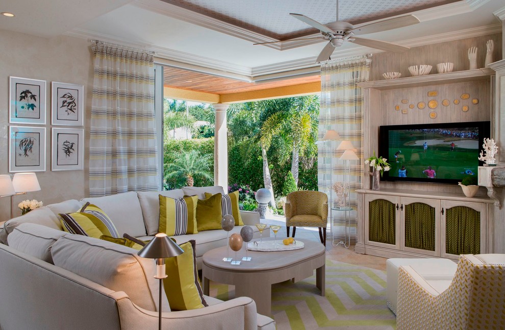 Imagen de sala de estar abierta clásica renovada grande sin chimenea con paredes beige, suelo de baldosas de terracota y televisor colgado en la pared