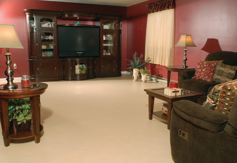 Ejemplo de sala de estar cerrada tradicional grande con paredes rojas, suelo de linóleo y pared multimedia