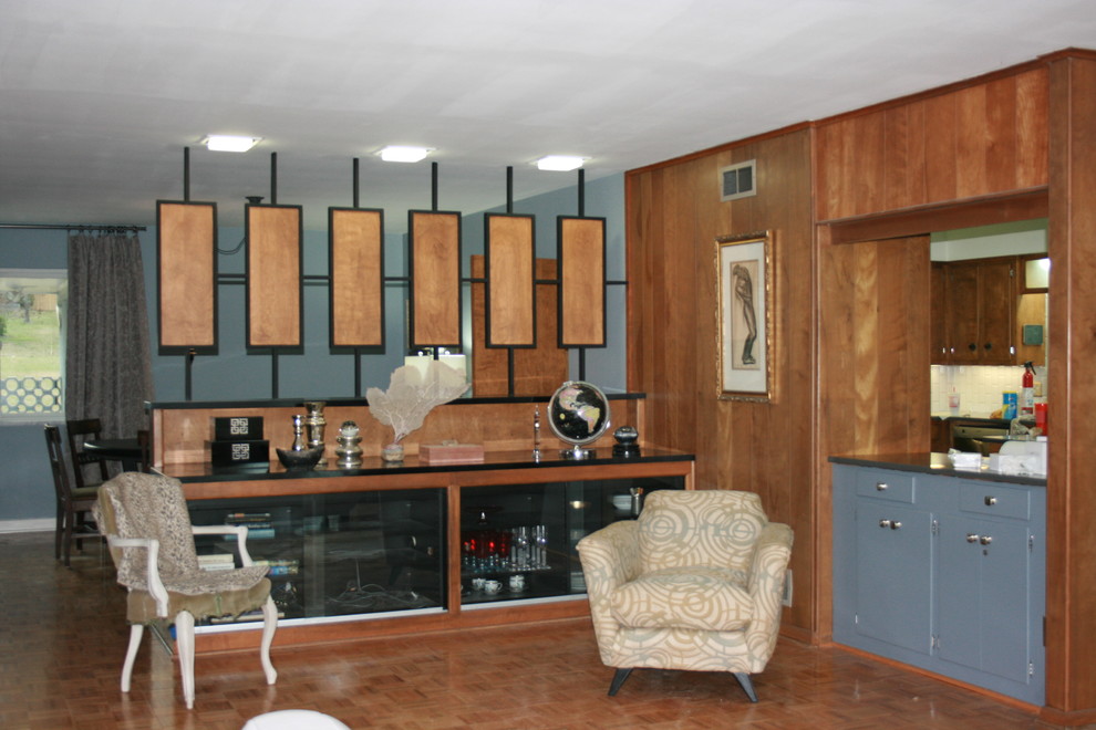 Foto di un grande soggiorno minimalista aperto con pareti viola, pavimento in legno massello medio e TV autoportante