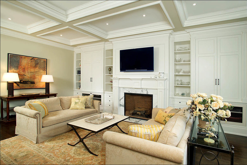 На фото: гостиная комната в классическом стиле с бежевыми стенами, темным паркетным полом, стандартным камином и мультимедийным центром с