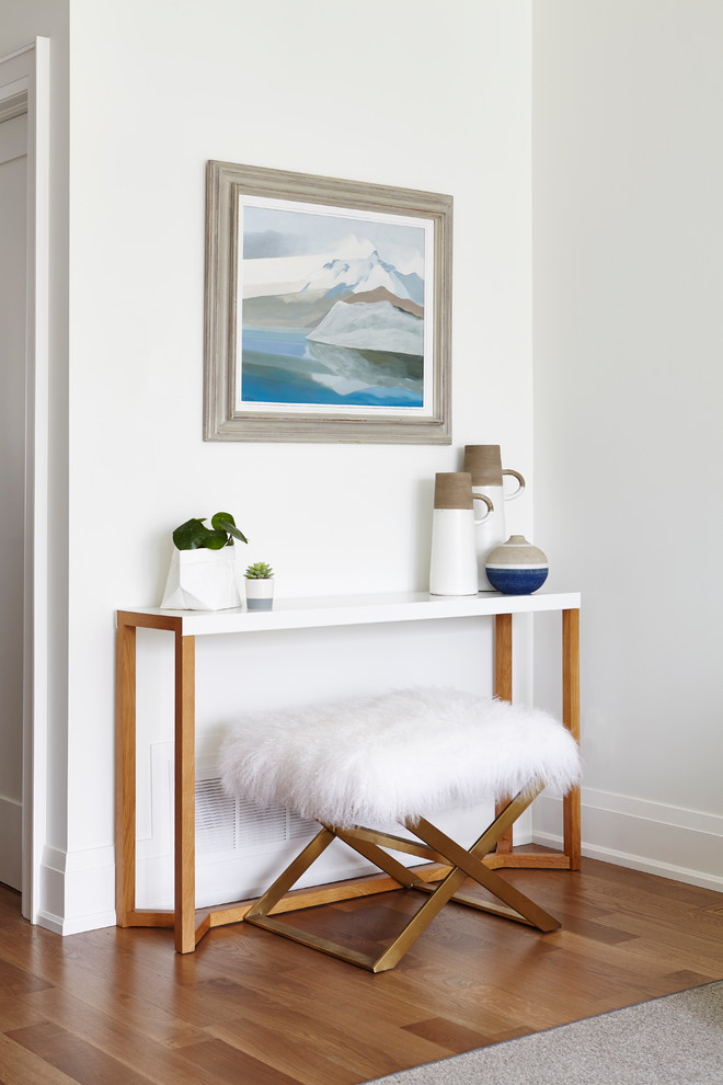 Diseño de sala de estar abierta moderna de tamaño medio sin chimenea con paredes blancas, suelo de madera en tonos medios, televisor colgado en la pared y suelo marrón