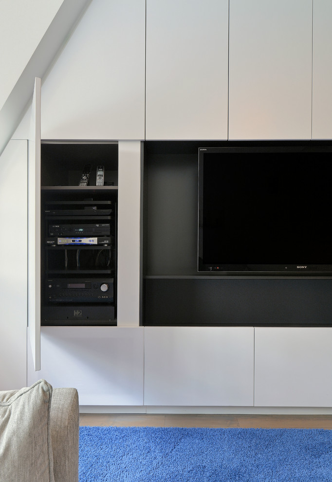 Mittelgroßes, Abgetrenntes Modernes Wohnzimmer mit weißer Wandfarbe, dunklem Holzboden und Multimediawand in Toronto