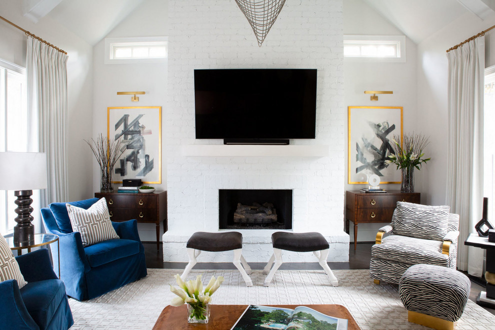 Ejemplo de sala de estar abovedada tradicional renovada con paredes blancas, suelo de madera oscura, chimenea lineal, marco de chimenea de ladrillo, televisor colgado en la pared y ladrillo