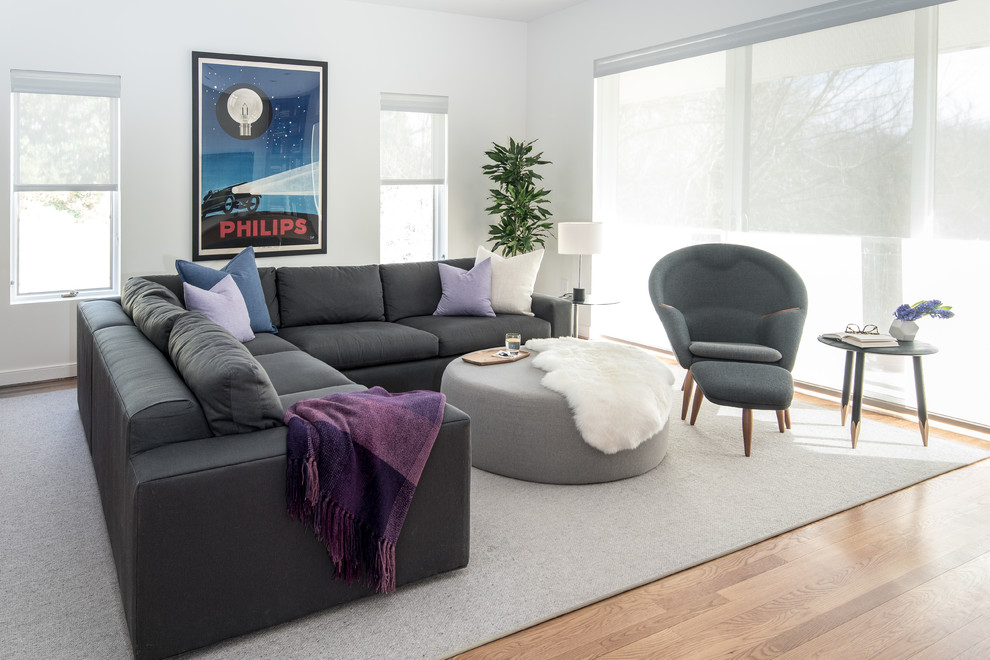 Idee per un soggiorno minimalista di medie dimensioni e aperto con pareti bianche, pavimento in legno massello medio, nessun camino, nessuna TV e pavimento marrone