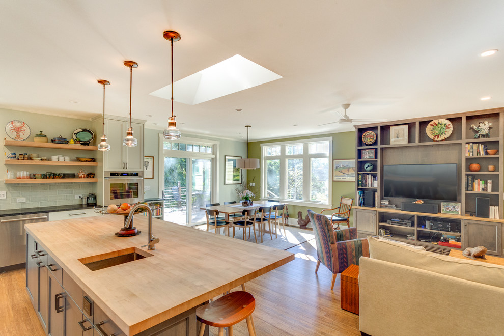 Mittelgroßes, Fernseherloses, Offenes Modernes Wohnzimmer ohne Kamin mit grüner Wandfarbe, hellem Holzboden und braunem Boden in Raleigh