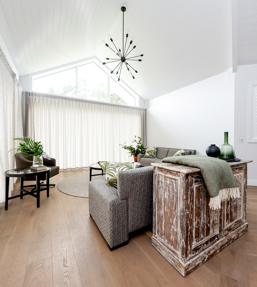 Стильный дизайн: открытая гостиная комната в современном стиле с серыми стенами, паркетным полом среднего тона, коричневым полом и потолком из вагонки - последний тренд