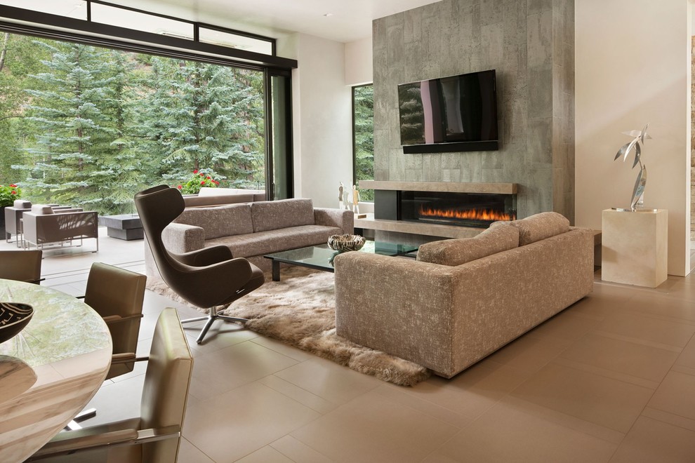 Стильный дизайн: открытая гостиная комната в стиле модернизм с белыми стенами, горизонтальным камином, фасадом камина из плитки, телевизором на стене и коричневым полом - последний тренд