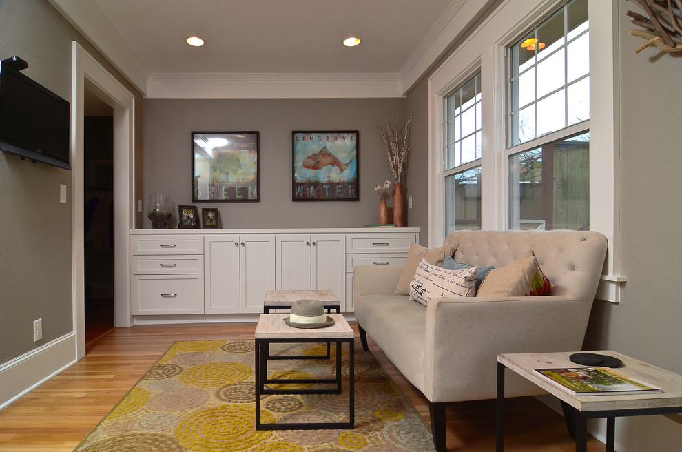 Abgetrenntes Modernes Wohnzimmer ohne Kamin mit grauer Wandfarbe, braunem Holzboden und TV-Wand in Portland