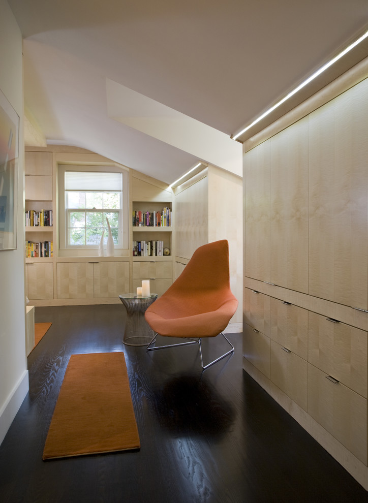 Ejemplo de sala de estar contemporánea con paredes blancas, suelo de madera oscura y suelo negro