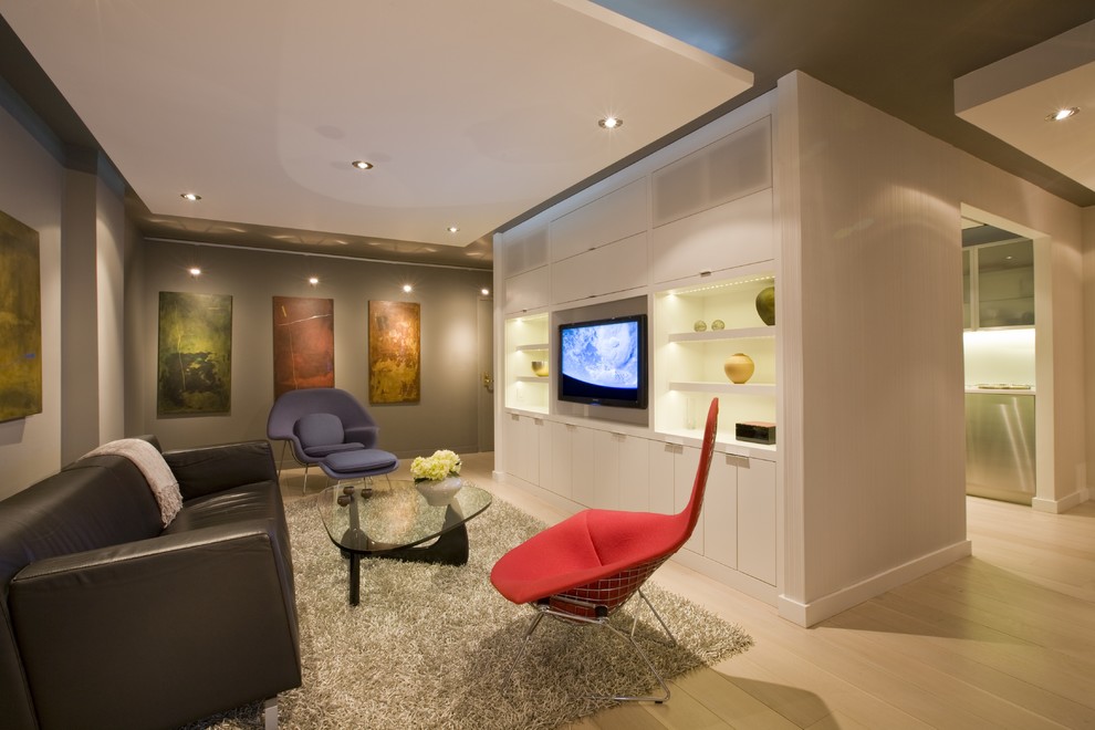 Идея дизайна: гостиная комната в современном стиле с бежевыми стенами, светлым паркетным полом, мультимедийным центром и ковром на полу