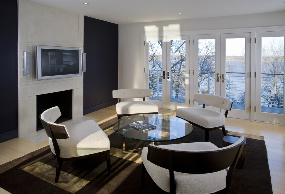Repräsentatives Modernes Wohnzimmer mit schwarzer Wandfarbe, hellem Holzboden, Kamin und TV-Wand in Washington, D.C.