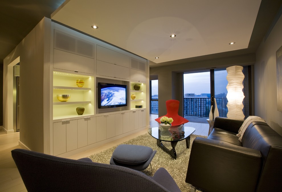 На фото: гостиная комната в современном стиле с бежевыми стенами, светлым паркетным полом и телевизором на стене с