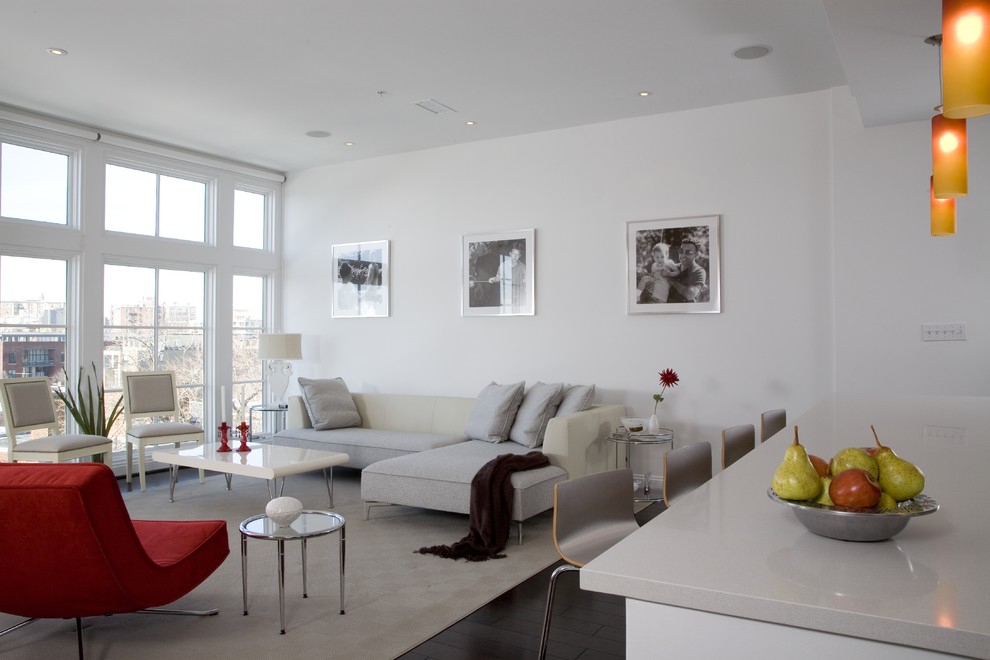 Пример оригинального дизайна: открытая гостиная комната в современном стиле с белыми стенами и темным паркетным полом