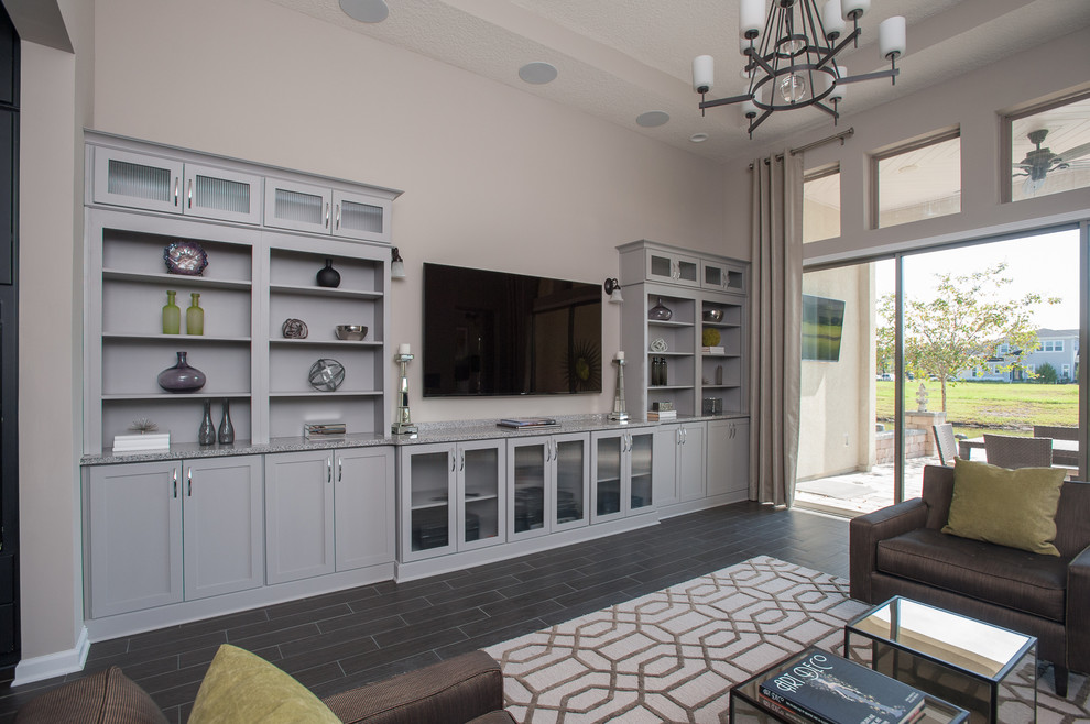 Großes, Offenes Modernes Wohnzimmer ohne Kamin mit grauer Wandfarbe, Keramikboden und TV-Wand in Jacksonville