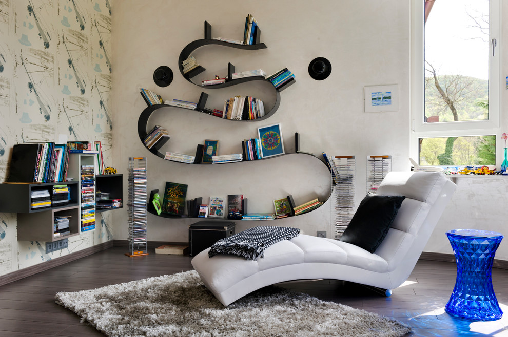 Idee per un soggiorno minimal con libreria e tappeto