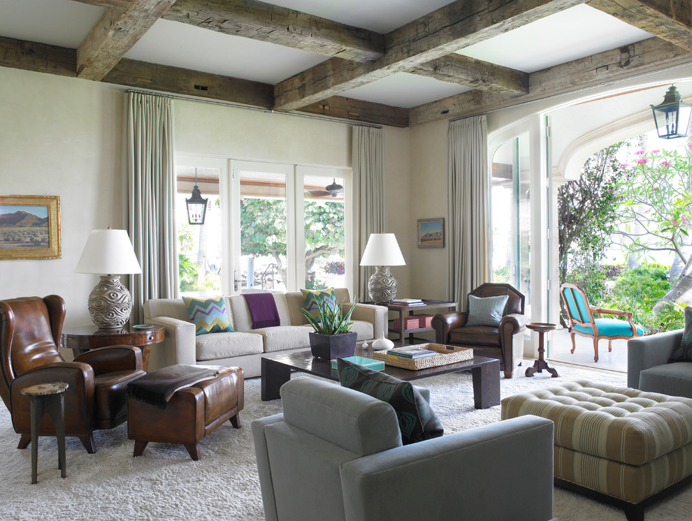 Ejemplo de sala de estar abierta mediterránea grande sin chimenea y televisor con paredes beige, suelo de madera clara y suelo beige